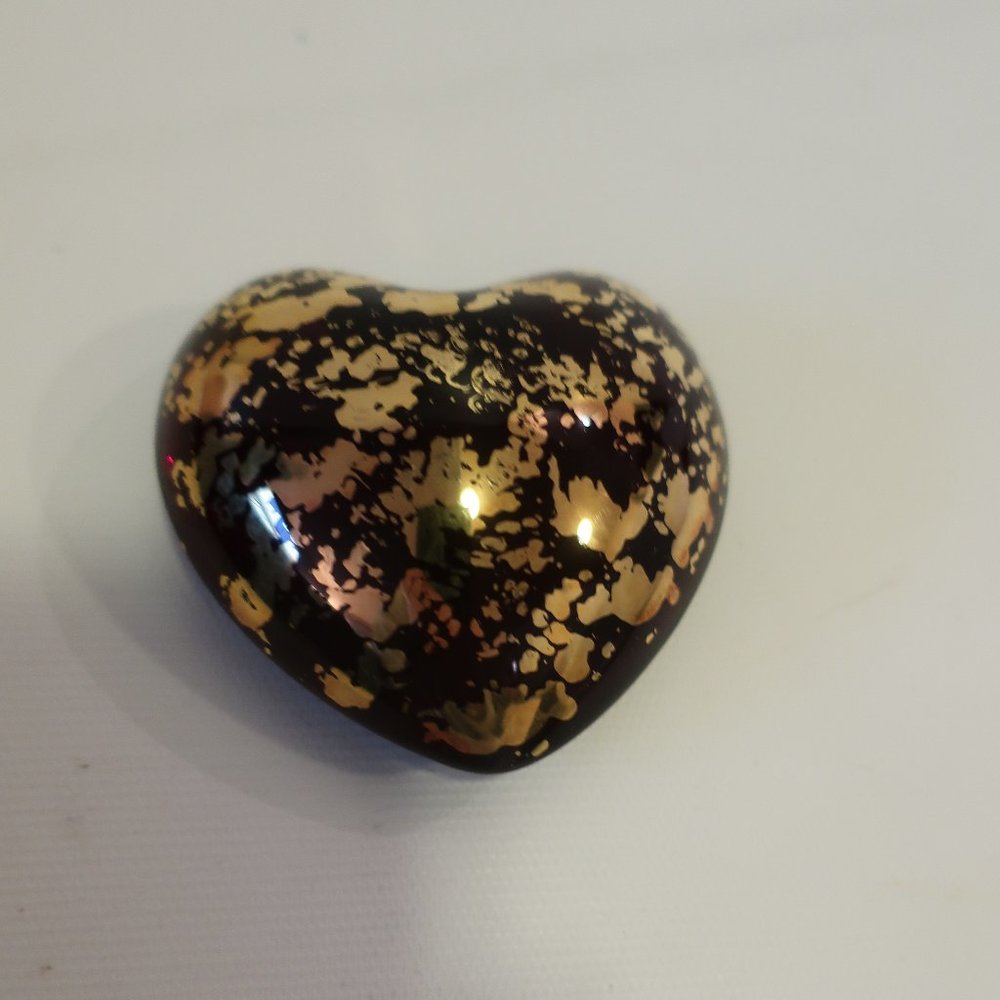 ROYAL GALLERY MAROON/GOLD GLASS HEART PAPERWEIGHT